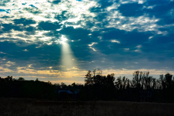 Lichtstrahlen, die bei Sonnenuntergang niedergehen — Stockfoto