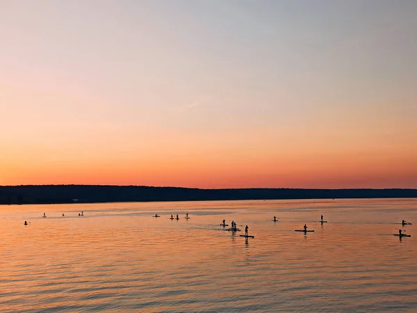 Багато людей, які плавають на байдарках на заході сонця, шпалери — стокове фото