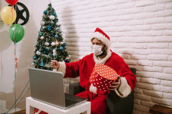 Jovem Papai Noel Com Uma Máscara Enquanto Segura Aspersor Uma — Fotografia de Stock
