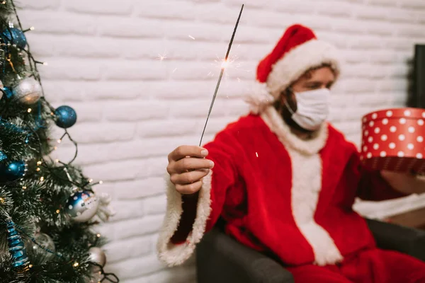 Papai Noel Com Chapéu Máscara Facial Sentado Frente Laptop Segurando — Fotografia de Stock