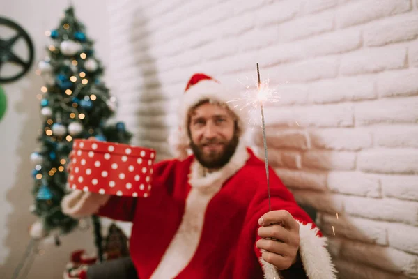 Jovem Caucasiano Com Traje Papai Noel Segura Aspersor Mão Enquanto — Fotografia de Stock