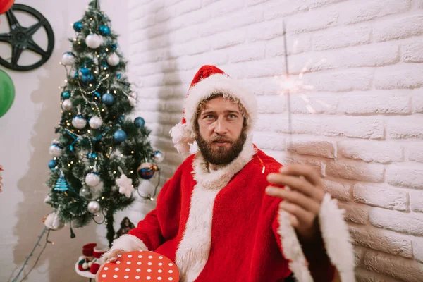 Der Weihnachtsmann Mit Einem Sprinkler Der Hand Und Einem Weihnachtsbaum — Stockfoto