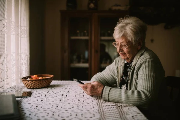 Linda Abuela Caucásica Mayor Sentada Una Mesa Casa Escribiendo Mensaje —  Fotos de Stock