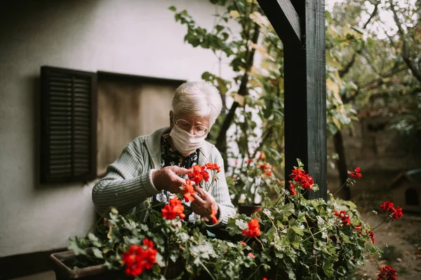 Starší Kavkazská Seniorka Babička Obličejovou Maskou Během Karantény Epidemie Covid — Stock fotografie