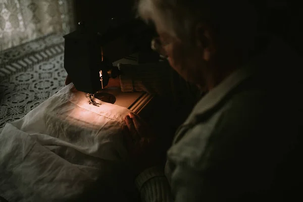 Gros Plan Tissu Éclairé Sur Une Machine Coudre Avec Une — Photo