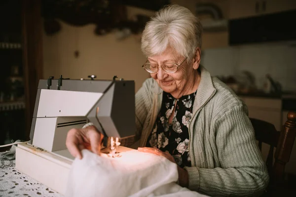 노인네와 재봉틀을 할머니 할머니가 빨래를 — 스톡 사진