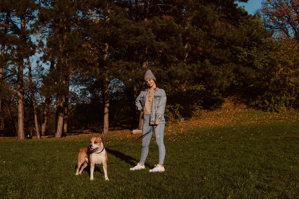 Full Längd Vacker Leende Tonåring Flicka Med Hatt Och Denim — Stockfoto