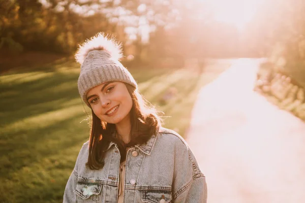 Портрет Улыбающейся Красивой Девочки Подростка Джинсовой Куртке Стоящей Парке Солнечный — стоковое фото
