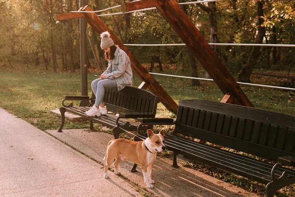 Uma Menina Branca Adolescente Alegre Bonito Com Chapéu Está Sentado — Fotografia de Stock