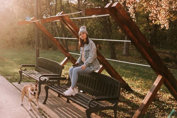 Uma Menina Adolescente Bonito Com Chapéu Casaco Ganga Está Sentado — Fotografia de Stock