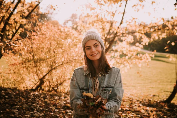 나뭇잎을 모자를 채웃는 소녀의 — 스톡 사진