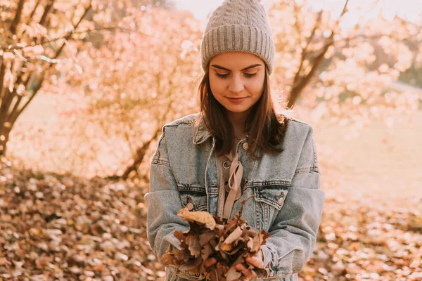 나뭇잎을 코카서스 아름다운 아가씨의 — 스톡 사진