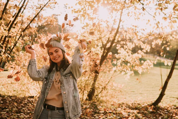 Милая Смеющаяся Красивая Девушка Каштановыми Волосами Бросает Желтые Листья Осенний — стоковое фото