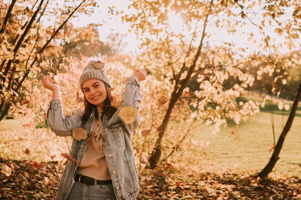 Портрет Счастливой Кавказской Девушки Играющей Осенними Листьями Лесу — стоковое фото