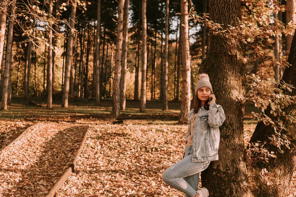 Uma Jovem Adolescente Morena Moderna Com Chapéu Vestido Jeans Encostada — Fotografia de Stock