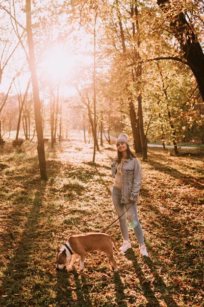 Красивая Современная Девушка Подросток Шляпе Джинсовой Куртке Которая Гуляет Парке — стоковое фото