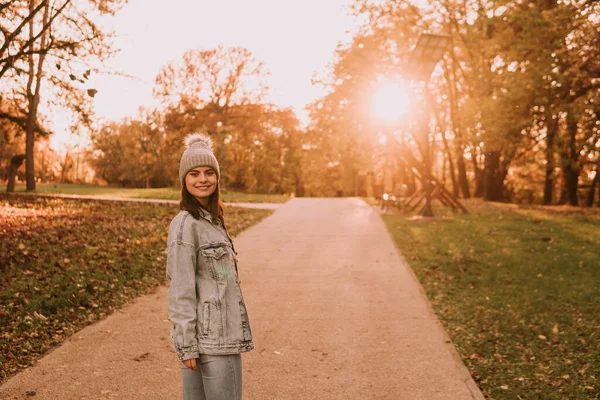 Городская Молодая Улыбающаяся Девочка Подросток Шляпе Джинсах Стоящая Дороге Парке — стоковое фото
