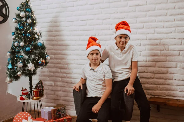 Meninos Felizes Chapéus Santa Com Presentes Natal — Fotografia de Stock