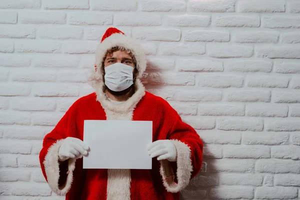 Ein Ernsthafter Junger Mann Mit Gesichtsmaske Weihnachtsmannanzug Steht Vor Einer — Stockfoto