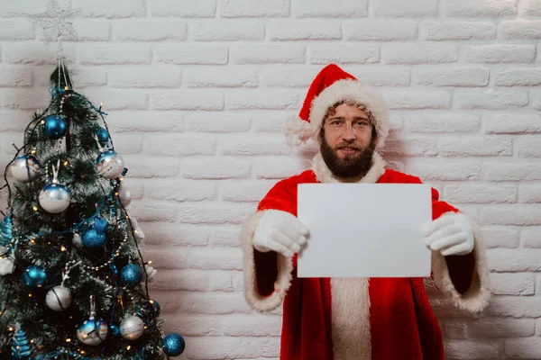 Jeune Bel Homme Vêtu Costume Père Noël Tient Devant Mur — Photo