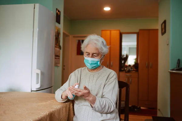 Anziana Maschera Protettiva Bottiglia Plastica Con Disinfettante — Foto Stock