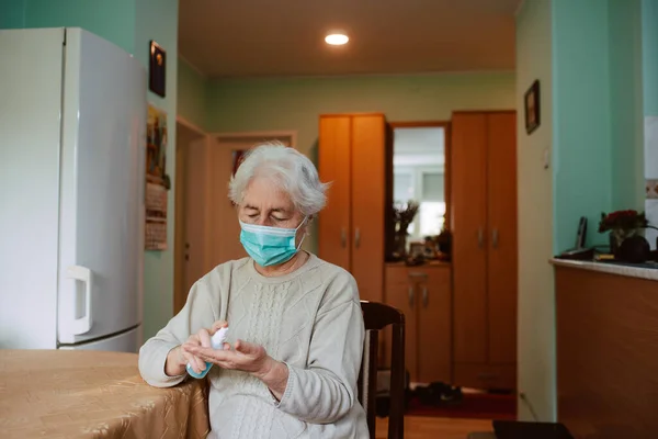 Anziana Maschera Protettiva Bottiglia Plastica Con Disinfettante — Foto Stock