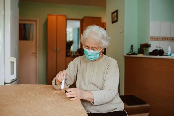 Пожилая Женщина Защитной Маске Проверяет Уровень Сахара Крови Дома — стоковое фото