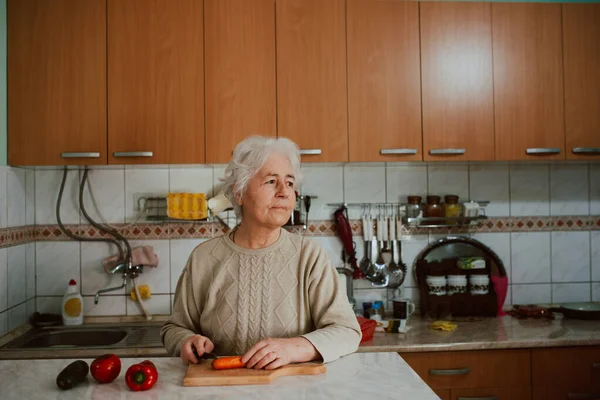 高级妇女在厨房做饭 — 图库照片