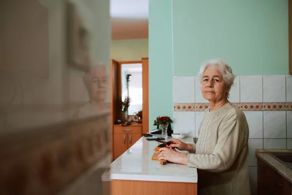Старшая Женщина Приготовления Пищи Кухне — стоковое фото