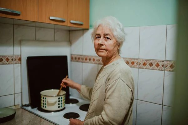 Mutfakta yemek pişiren son sınıf öğrencisi.