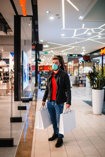 Mladý Vousatý Běloch Černé Kožené Bundě Maskou Taškami Ruce Kráčí — Stock fotografie