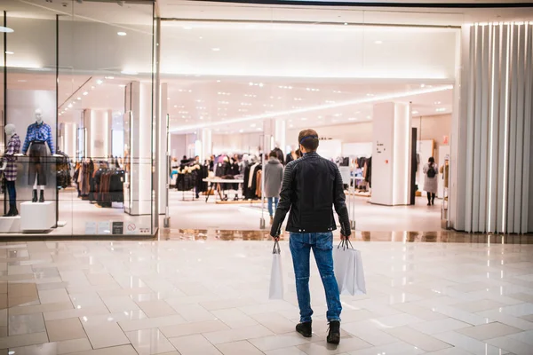 Vista Posterior Joven Caucásico Moda Con Una Chaqueta Cuero Bolsas — Foto de Stock