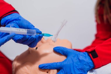 Animasyon eğitim bebeğinin endotrakeal entübasyonu