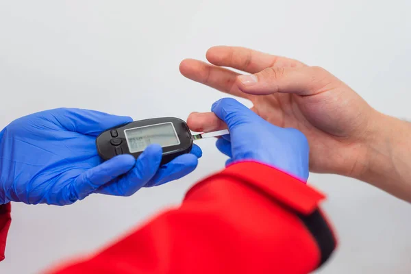 Läkaren Kontrollerar Blodsockernivån Med Glukometer Vid Bordet Diabetes Test — Stockfoto