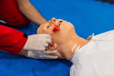 Yakından bakınca manikine endotrakeal tüp yerleştirildiğini görüyoruz. Solunum yetmezliğinde hayat kurtarma prosedürü. Coronavirus, zatürree ve anestezi konsepti. 