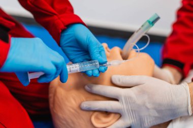 Solunum yolundaki komplikasyonlarla ilgili acil yardım görüntüsü. Soluk borusuna endotrakeal tüp (ETT) takmak solunum yolu patentini sağlar. Tıp öğrencisi prosedür sınavı yapıyor..