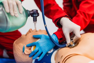 Hemşirelik öğrencileri acil servisteki hastaları nasıl kurtaracaklarını öğreniyorlar. Suni teneffüs eğitimi ve Ambu Bag..