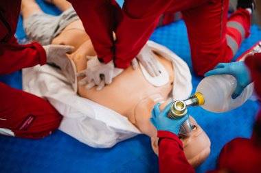 Sağlık görevlileri bir adamı canlandırdı. Araba kazasından sonra oyuncak bebek. İlk yardım egzersizi