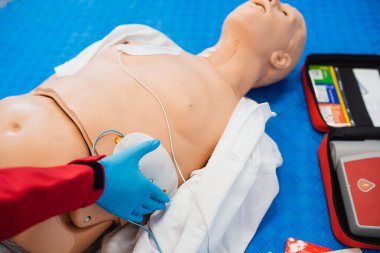 Otomatik dış defibrilatör cihazı AED kullanarak ilk yardım kardiyopulmoner canlandırma kursu.
