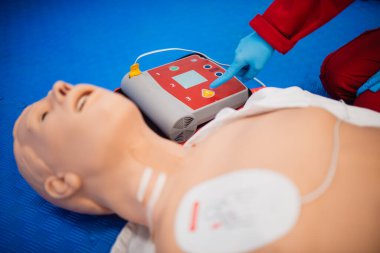 Otomatik dış defibrilatör cihazı AED kullanarak ilk yardım kardiyopulmoner canlandırma kursu