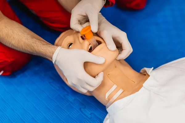 Detailaufnahme Einer Trainingspuppe Mit Einem Nasengastriumschlauch Gesundheits Und Bildungskonzept — Stockfoto