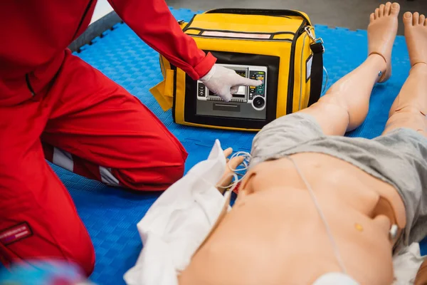 Första Hjälpen Hjärt Lungräddning Kurs Med Hjälp Automatisk Extern Defibrillator — Stockfoto