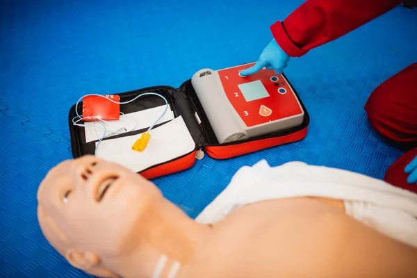 Otomatik dış defibrilatör cihazı AED kullanarak ilk yardım kardiyopulmoner canlandırma kursu.