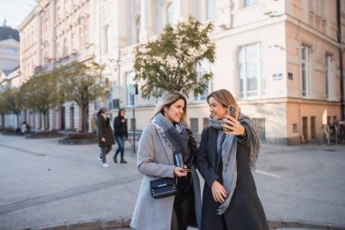 Selfie çeken iki güzel genç kadın.