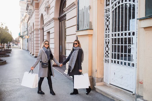 Two Beautiful Young Women Standing Park Posing Holding Bags Hands — Stock Photo, Image