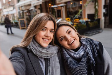 Selfie çeken iki güzel genç kadın.