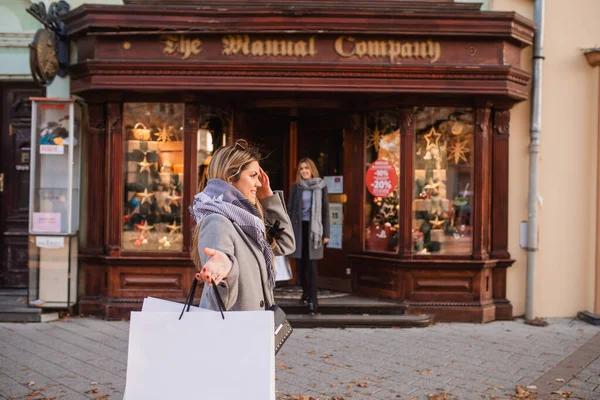 Dos Hermosas Mujeres Jóvenes Están Pie Parque Posando Sosteniendo Bolsas — Foto de Stock