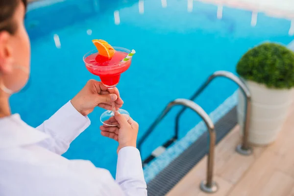 Una Mujer Caucásica Sosteniendo Cóctel Frutas Mano Mientras Piscina Está Imagen De Stock