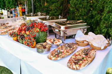 Meyve ve sebzeli düğün masası