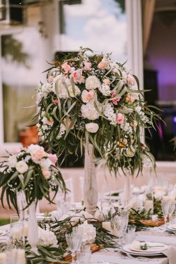 Düğün töreni için bir Vazoda Çiçekler. Güzel dekorasyon